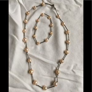 🆑 3/$15 Faux pearl necklace and matching bracelet